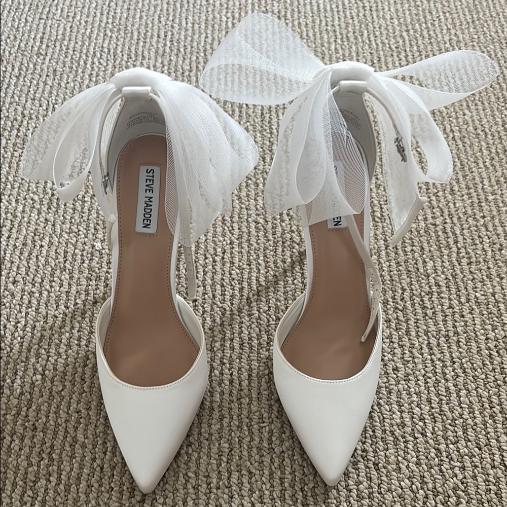 NEW (without box) Steve Madden White Satin Heels with Ankle Ties and Bow